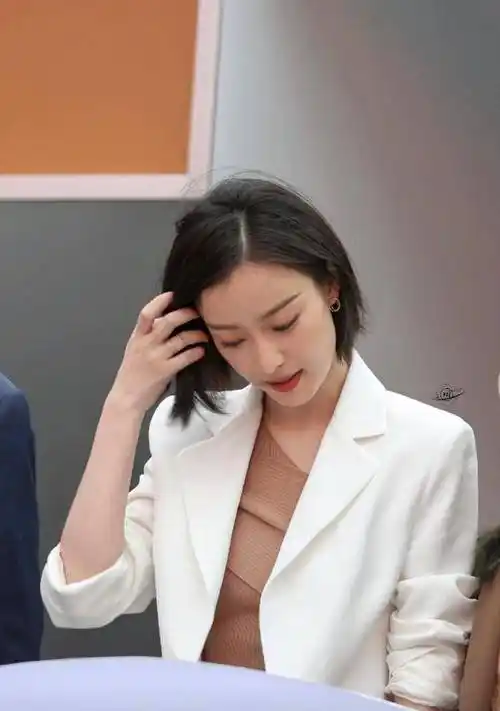倪妮红唇短发气质绝,白色西装秀出好身材,网友:生图高手_活动_电影