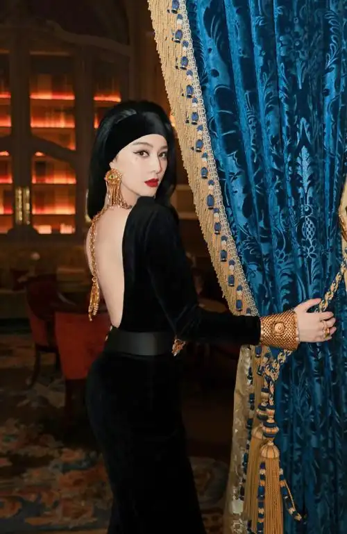 41岁范冰冰亮相巴黎时装周