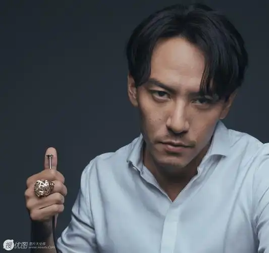 张震胡子拉碴尽显成熟型男魅力中分发型很张震