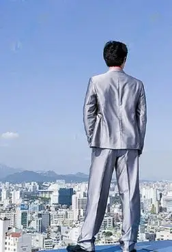 城市和穿西装的男人背影高清图片下载