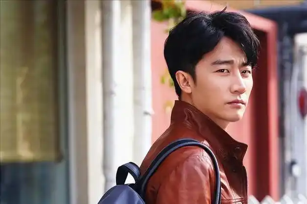 曝黄轩爱吃女星豆腐,曾传摸杨幂大腿画面,被发现就称情不自禁