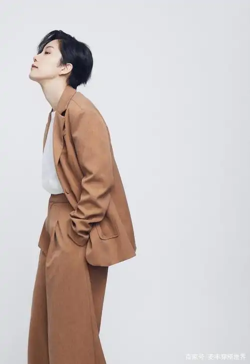 李霄云久违发新专辑,蓝色系造型超时尚,不愧当年快女亚军