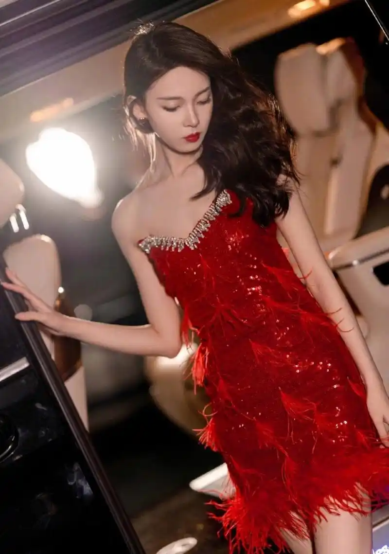 陈瑶好美,一袭红色抹胸裙,搭配长卷发,精致妩媚,性感迷人!