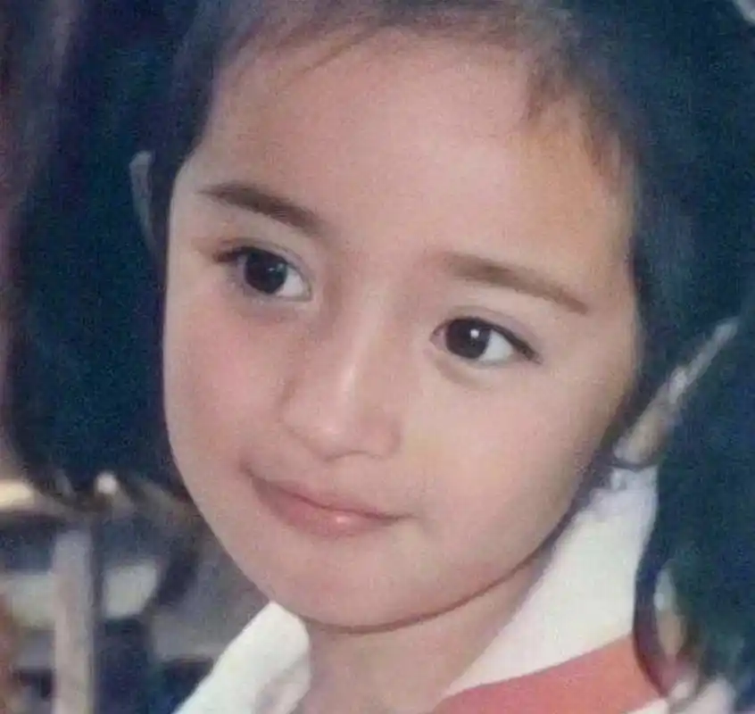 杨幂小时候的照片,一双大眼睛真是水灵灵的,从小就是美人胚子!