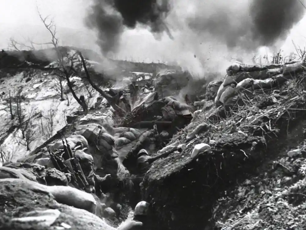 血战上甘岭,他独守阵地狙敌246,获特等功,晚年却靠卖军功章度日