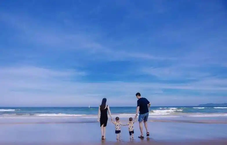 25岁男篮天才幸福,老婆身材火辣,生双胞胎,一家四口海边玩_胡金秋