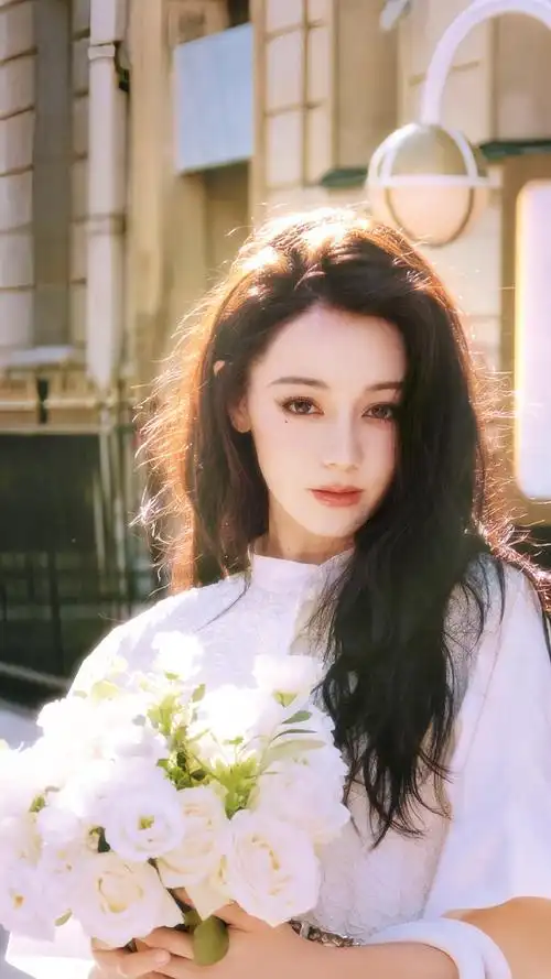 迪丽热巴头发丝都在发光##和迪丽热巴一起秋日出行