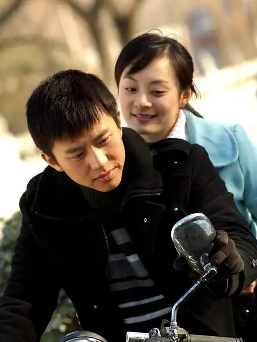 后来啊,邓超和孙俪又联手演了《甜蜜蜜》这部剧,直接拿着剧组的钱谈了