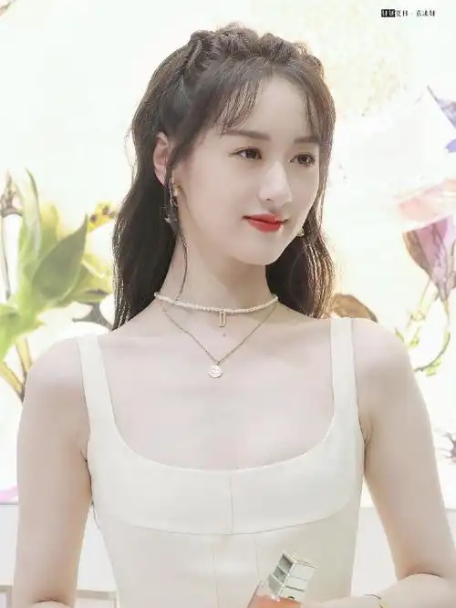 生图#袁冰妍今日品牌活动饭拍鹅黄色连衣裙,温婉大方,好漂亮呀@袁冰妍