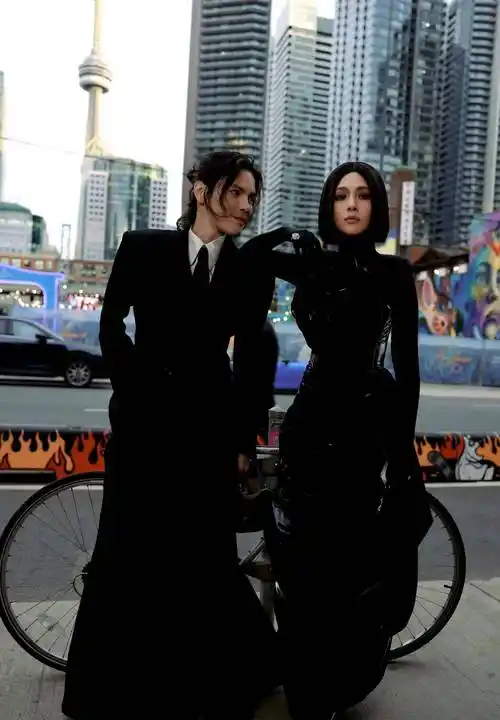 郭碧婷现身红毯支持丈夫电影,网友喊话还我益达女神向佐回应来了_向太