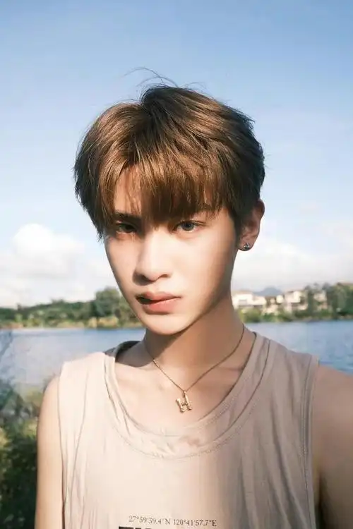 黄明昊最新初夏山野随拍来啦 背心 短裤的运动装扮,元气满满!