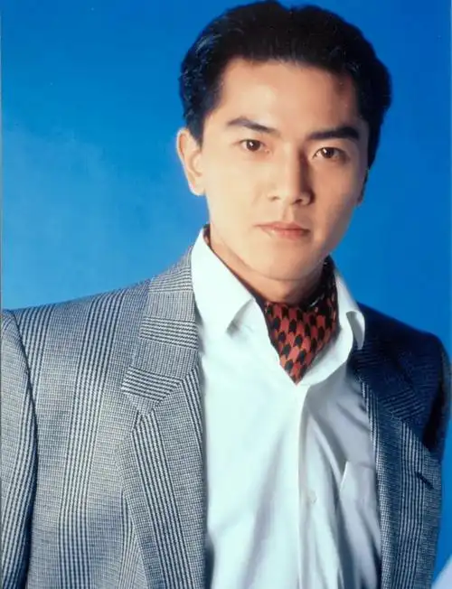 但我发现有部电视剧中,他难得的换上短发造型,有种终于见到了郑伊健