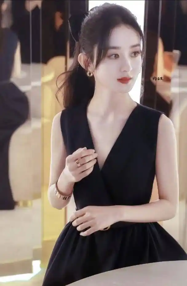 赵丽颖往日出席活动,一般都穿着端庄典雅的礼服,披着头发,尽显优雅