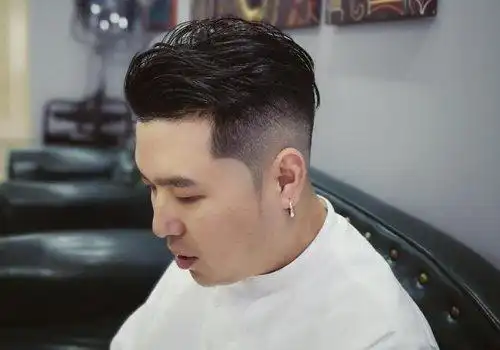胖男生梳剃两边短发最显瘦 2020年适合中年胖男士梳的时尚短发_发型