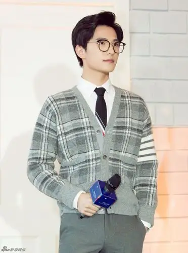 温文尔雅!杨洋戴眼镜变斯文贵公子