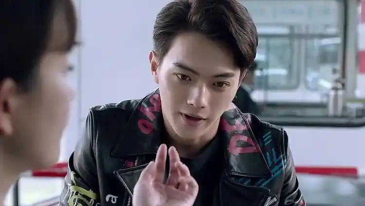 《蓝色生死恋》片段:许凯靠颜值堵了收费站 赵露思却看都不看一眼