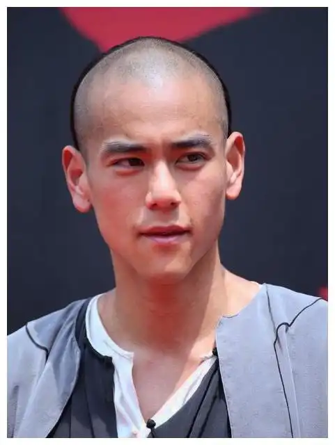五官好不好,剪光头就知道,谢霆锋输给了刘德华,而他输给女人!