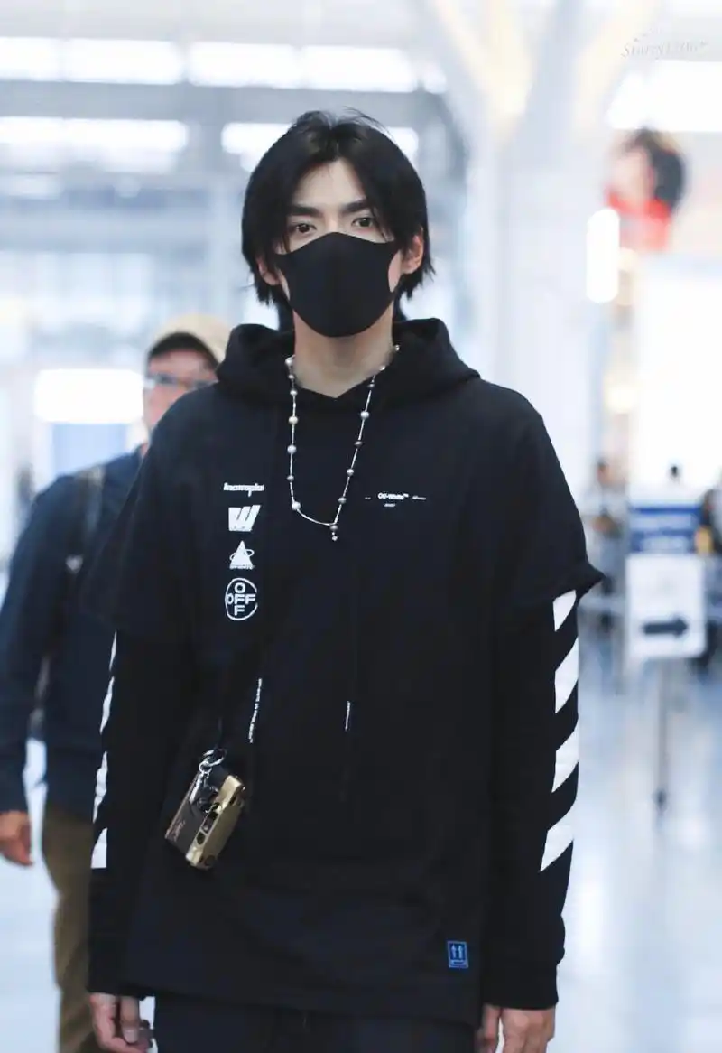 吴亦凡最新机场照,一身酷黑打扮怎么样?
