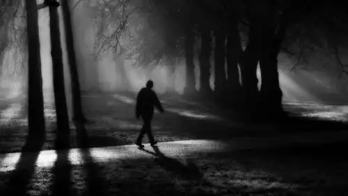 男生一个人的孤单黑白图片