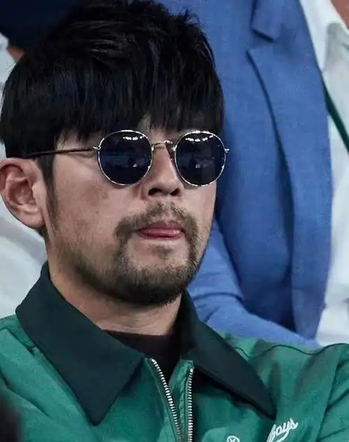 然而就有细心的网友发现现在的周杰伦似乎很喜欢留小胡子,而且是越来