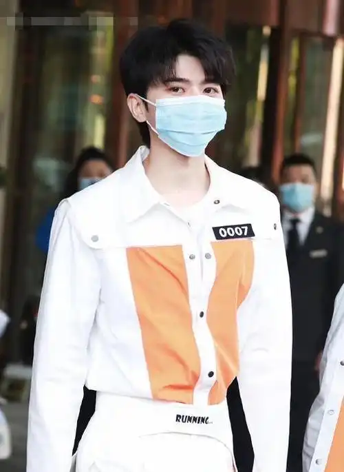 有一种"高颜值"叫蔡徐坤,戴口罩遮住半张脸都挡不住帅气