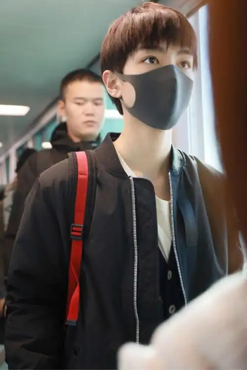 王俊凯眼睛王俊凯口罩遮面现身机场一双大眼睛真好看