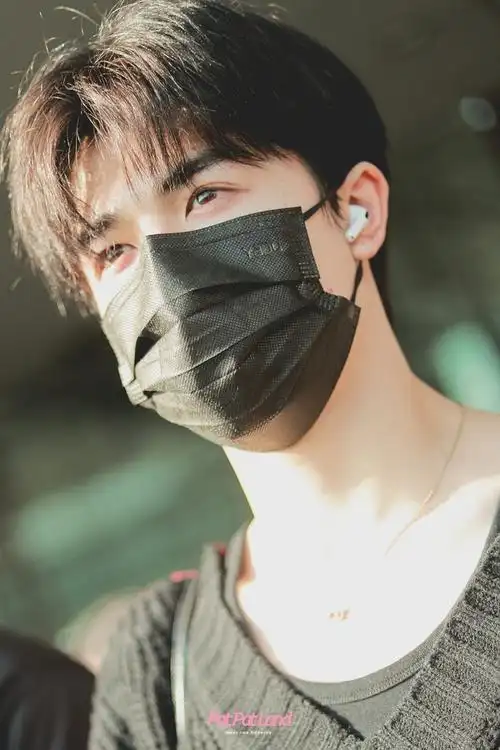 姐妹们想看顺毛戴口罩帅哥的图