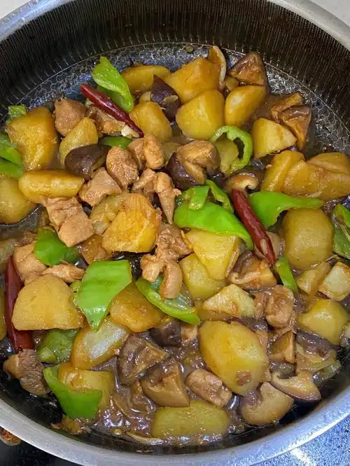 96鸡腿,土豆,香菇,辣椒,葱姜蒜96做法9616615所有食材切块