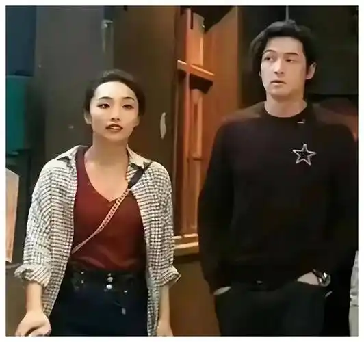 与美国妻子合照曝光,网友质疑"像母子"_胡歌_生活_人生