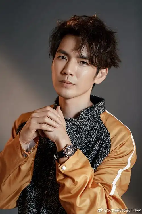 钟汉良最新杂志封面发布 眼神深邃卷发迷人