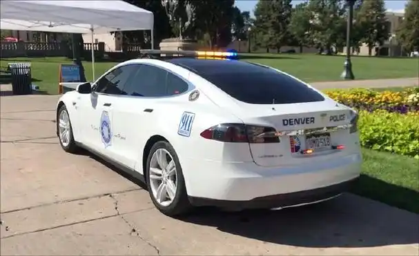 特斯拉成为美国警察的用车,车身上的"911"字样霸气极了
