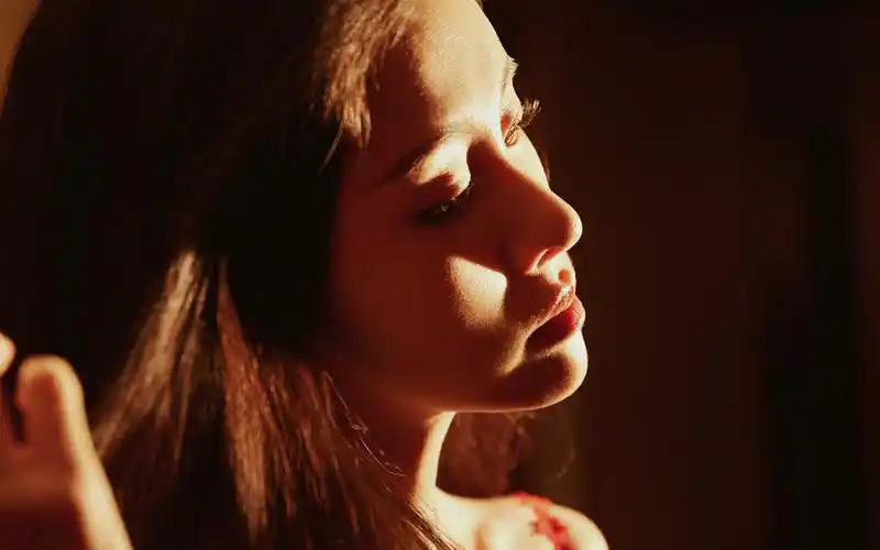 张碧晨红裙性感优雅桌面壁纸