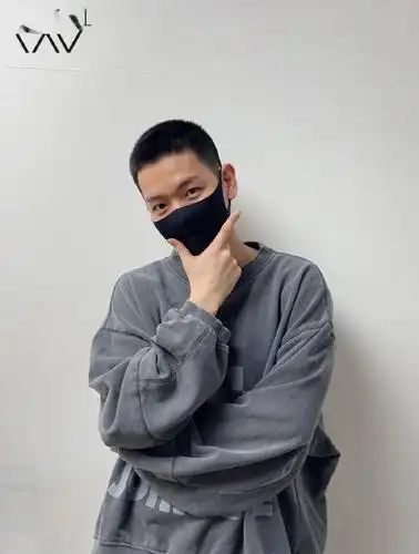 伯贤入伍前拍摄的寸头照和摸头照公开