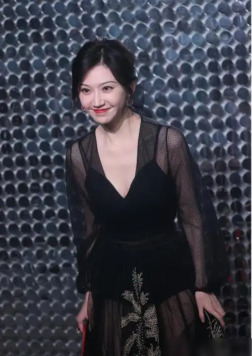 景甜穿黑色深v纱裙现身事业线抢镜