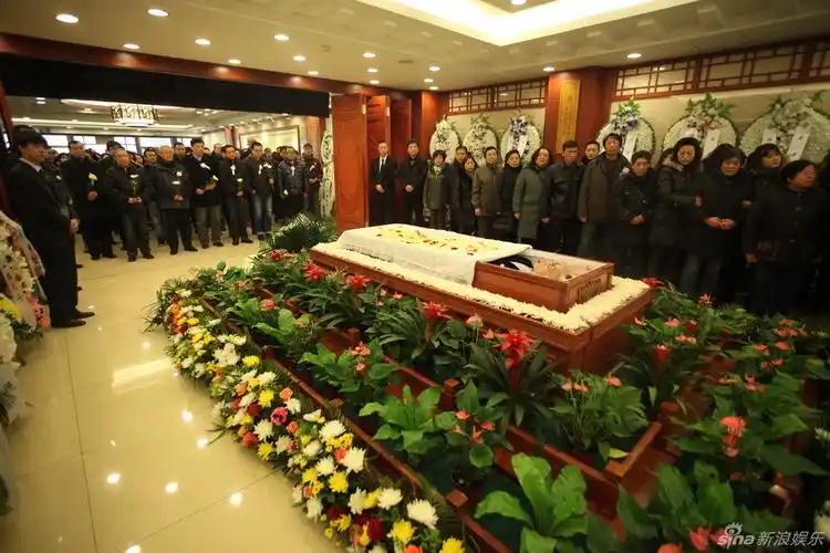 导演路学长追悼会王小帅现身葛优送花圈