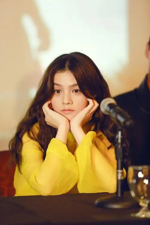 春夏蒙特利尔最新写真秒变"小黄人"_明星写真_图集_电影网_1905.com