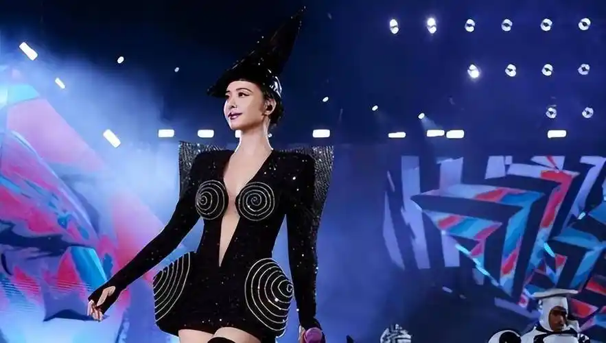 蔡依林太敢穿透视装不打马赛克不敢看观众吐槽不知道要看哪