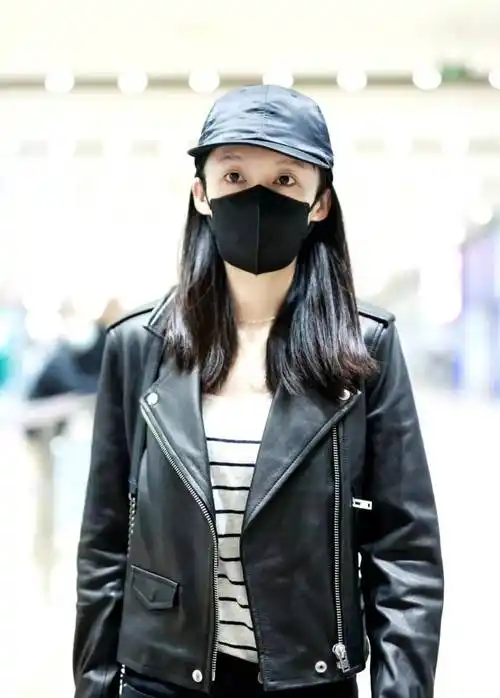 李沁现身机场,身穿黑色皮夹克搭配小黑裤,帅气又干练!_时尚_造型_身材