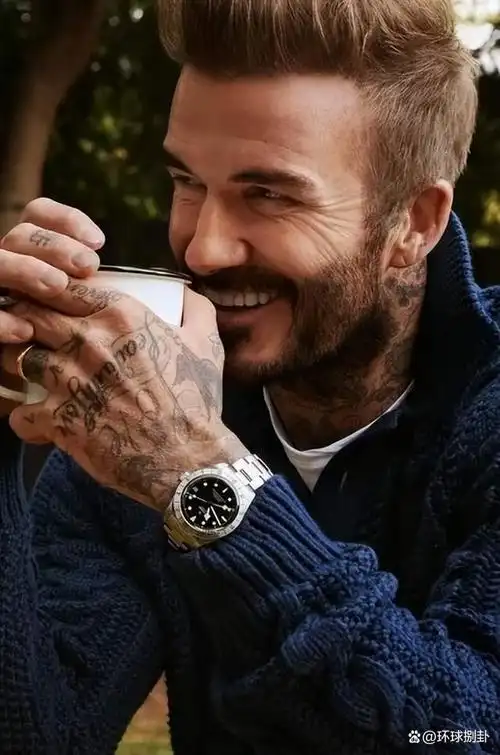 贝克汉姆现身巴黎时装周力挺贝嫂,展示两人妇唱夫随情比金坚