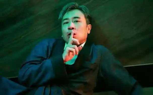 看了坚如磐石里的于和伟才知道男人脸蛋是次要的