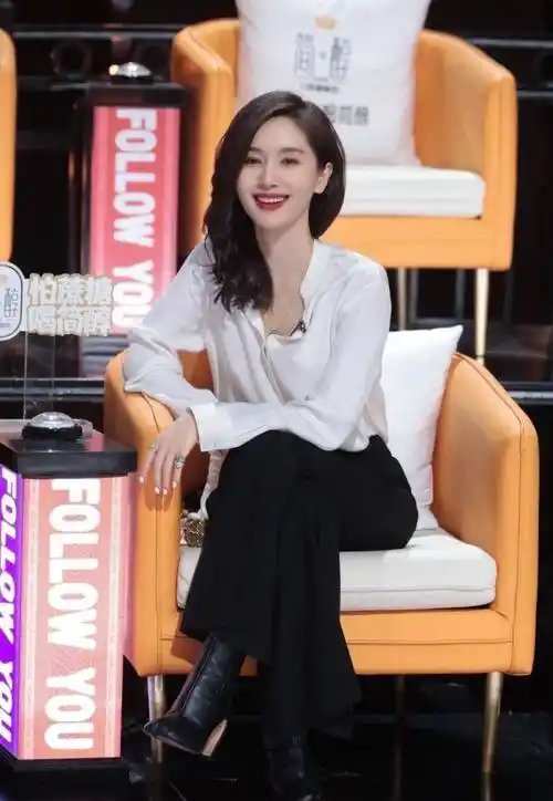 柔美的波浪可以搭配微卷的八字刘海,也可以搭配王子文这款发型的法式