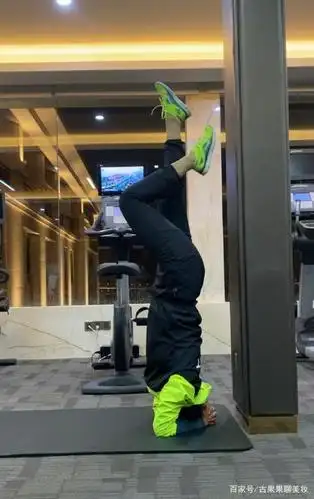 张歆艺最近真瘦不少,与袁弘同框变娇小,身材火辣够看一万年!