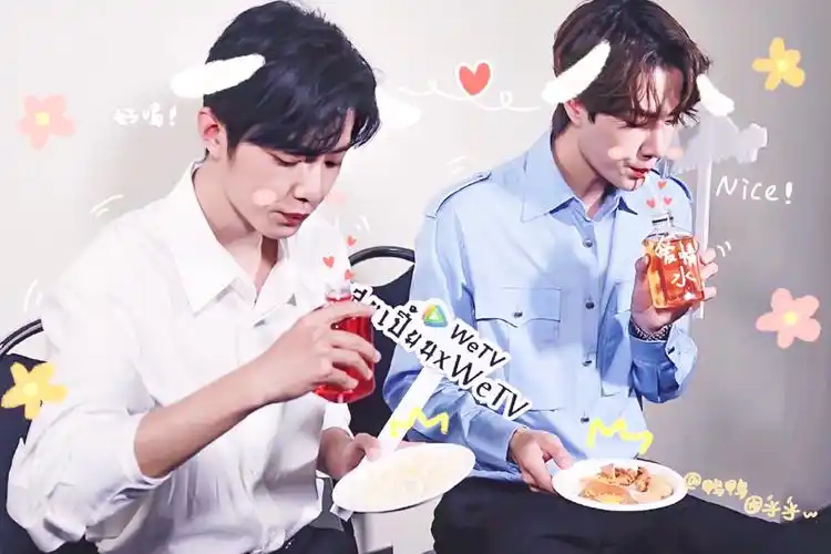 原创肖战王一博的历史存货王一博吃东西超可爱肖战的眼神也太a了