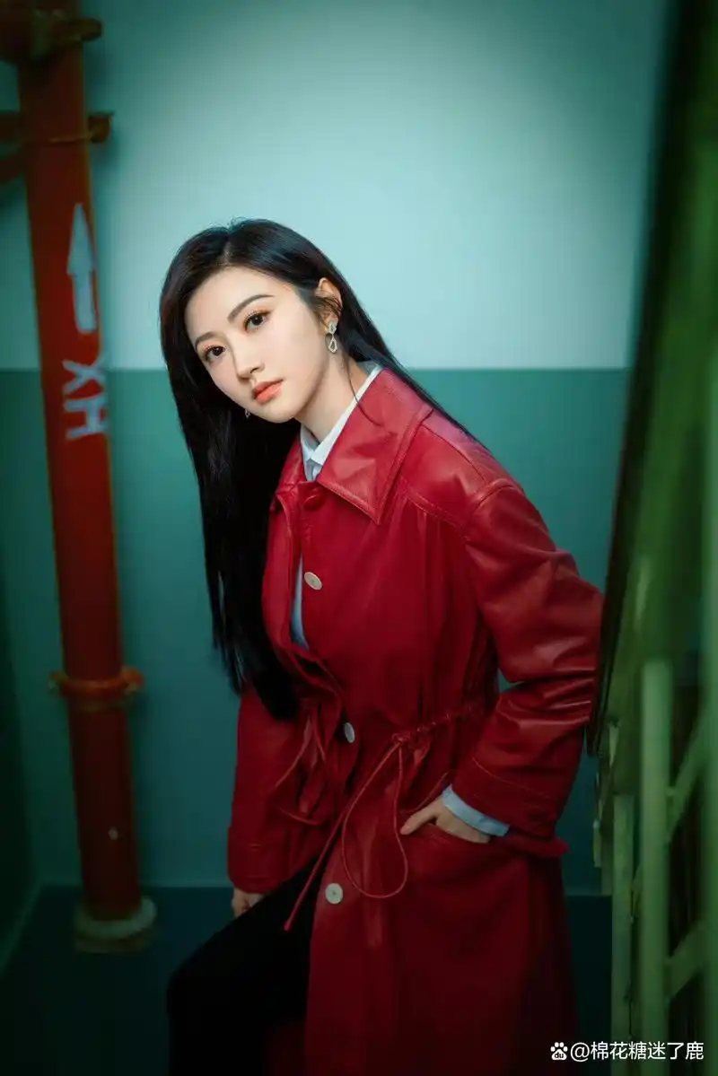 景甜一身红色风衣搭配黑长发 十分美艳