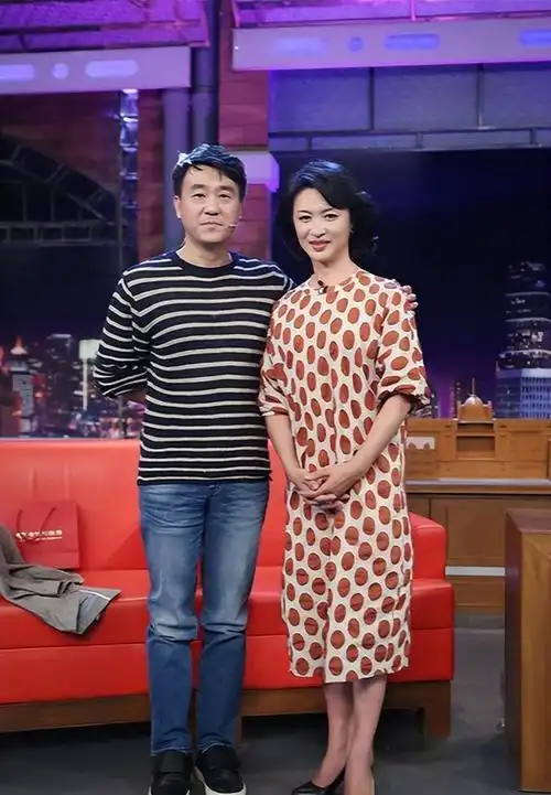 何冰结婚几十年从没有过绯闻如今来看妻子李海洋才是大赢家