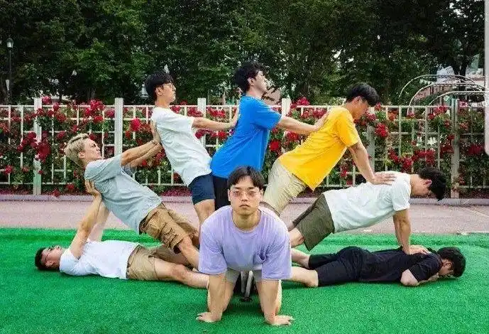 最新版「假期沙雕 pose 大全」,学会了就是朋友圈最靓的仔!_姿势