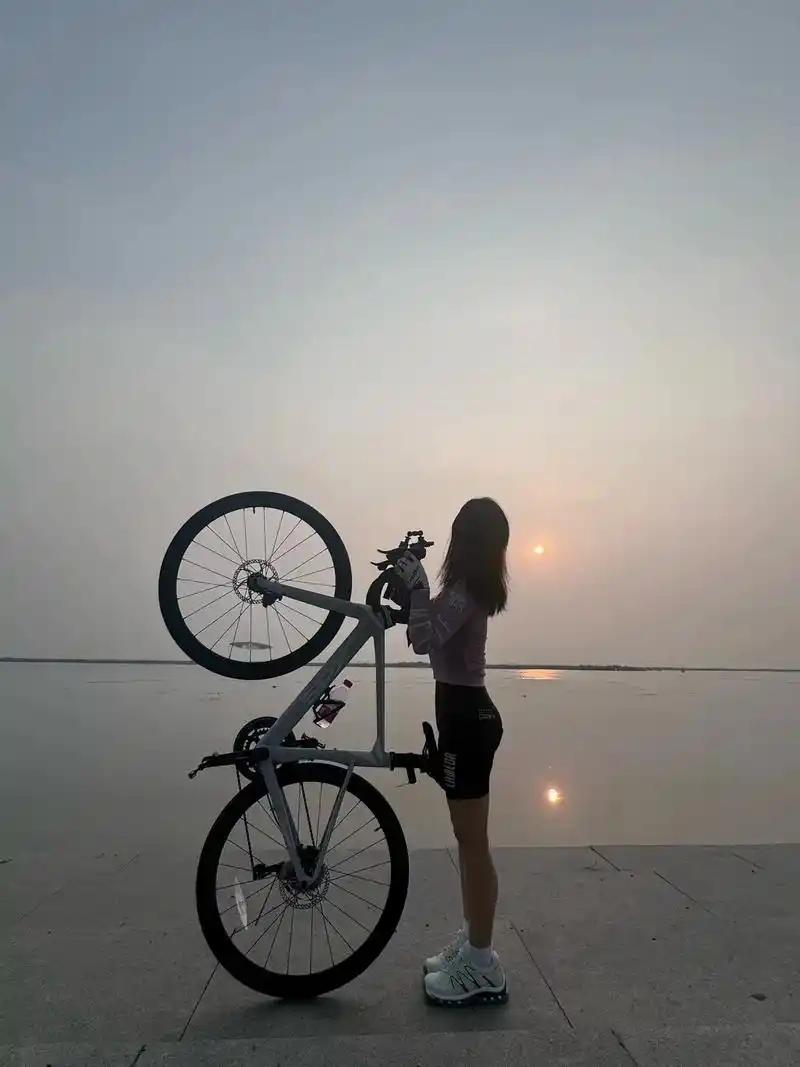 骑行最大的好处就是阻挡焦虑,它会分泌足够的多巴胺