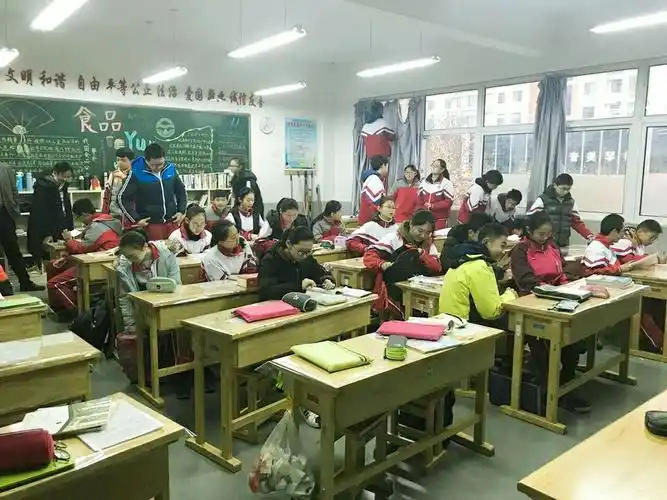 下课了,寂静的教室顿时沸腾起来,同学们的欢声笑语在教室中回荡.