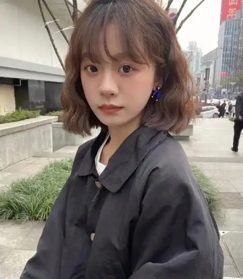 很百搭很日常~中短发烫这种水波纹慵懒感蛋蛋卷真的很好看发型特点