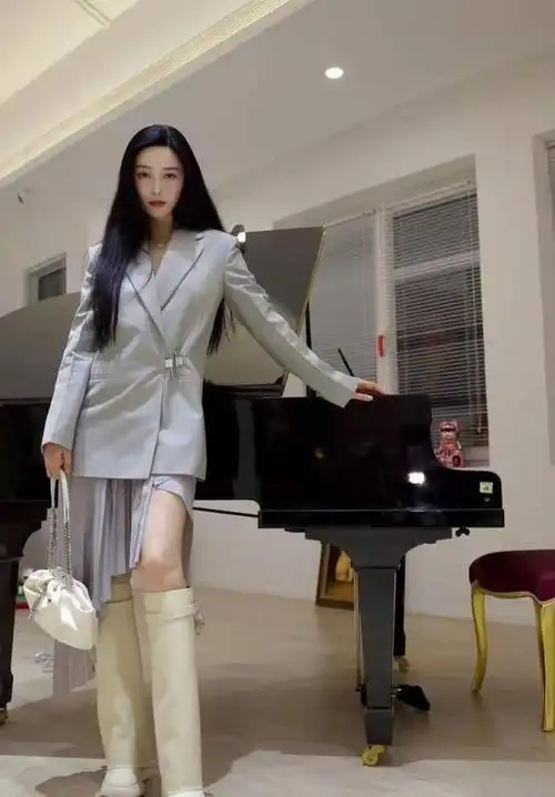 范冰冰穿西装扮少女,配个"锁"挺别致的,但靴子配得一言难尽|西裤|穿搭